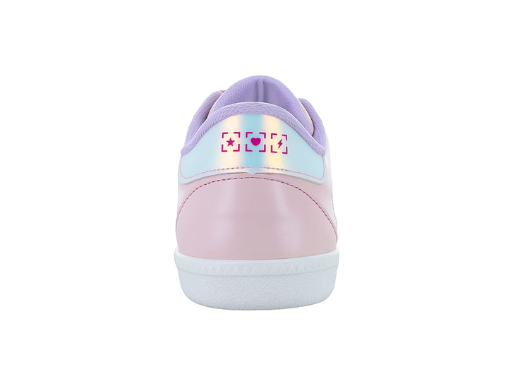 Tenis deportivos para niña en color rosa con franja blanca lateral y suela blanca.