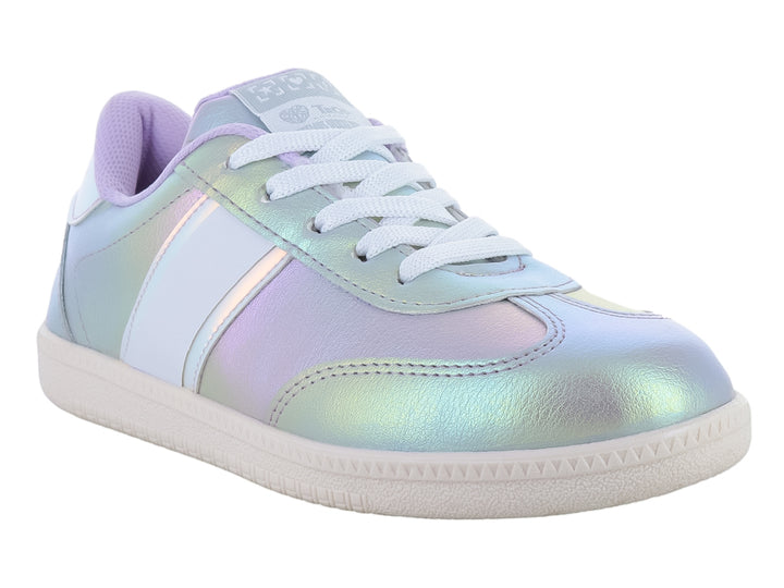 Tenis infantiles de color iridiscente con suela y cordones blancos.