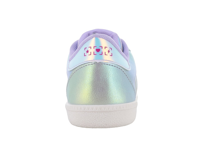 Tenis infantiles de color iridiscente con suela y cordones blancos.