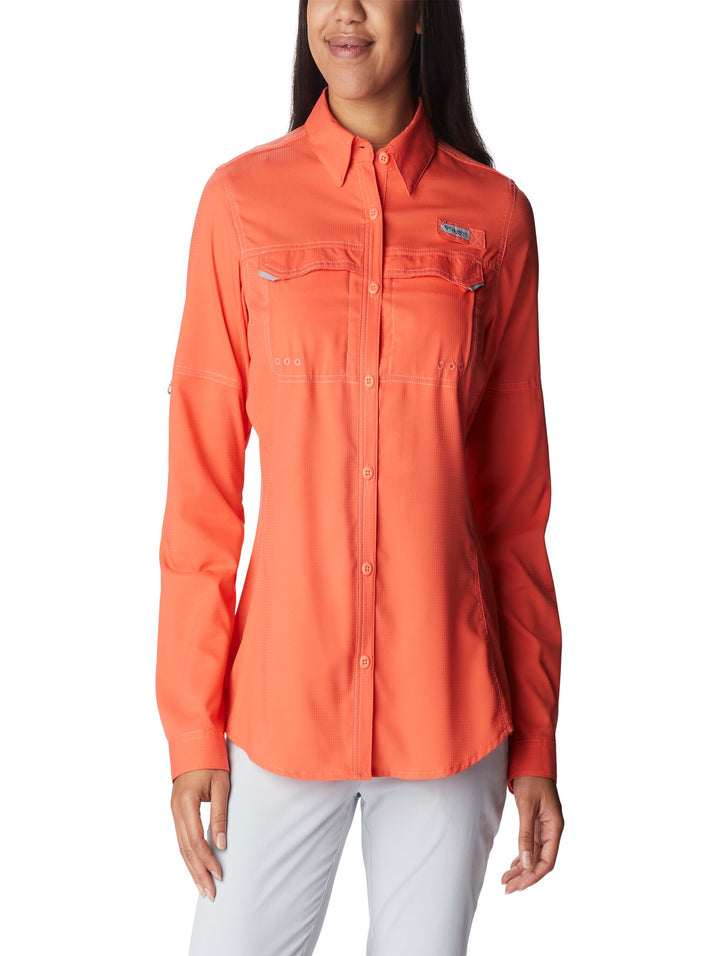 Camisa Columbia de manga larga en color naranja con bolsillos frontales.