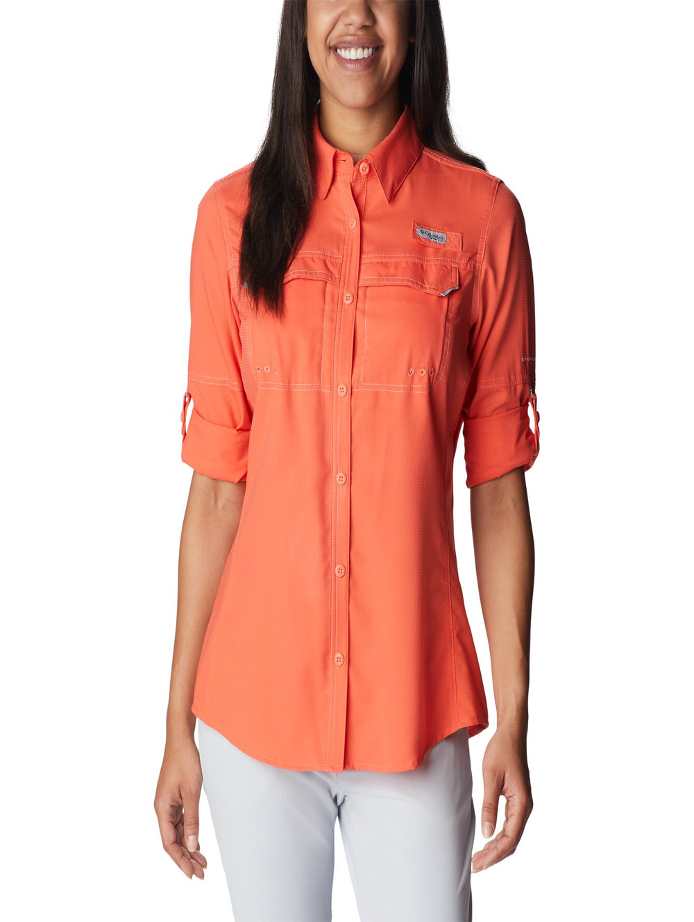 Camisa Columbia de manga larga en color naranja con bolsillos frontales.