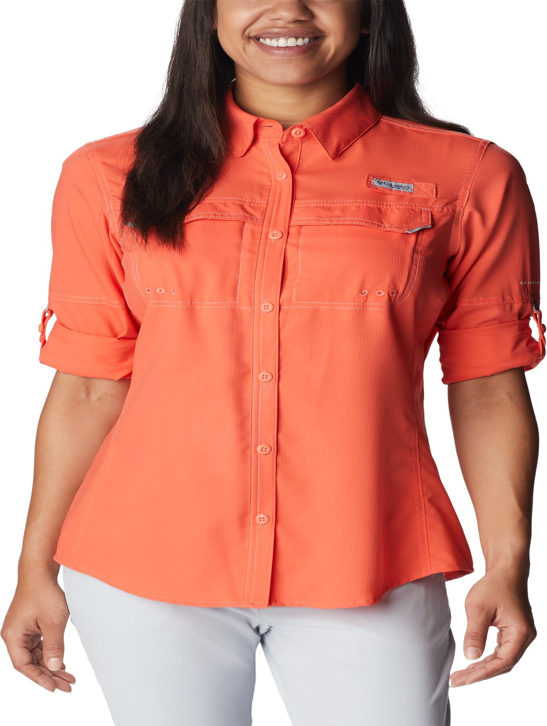 Camisa Columbia de manga larga en color naranja con bolsillos frontales.