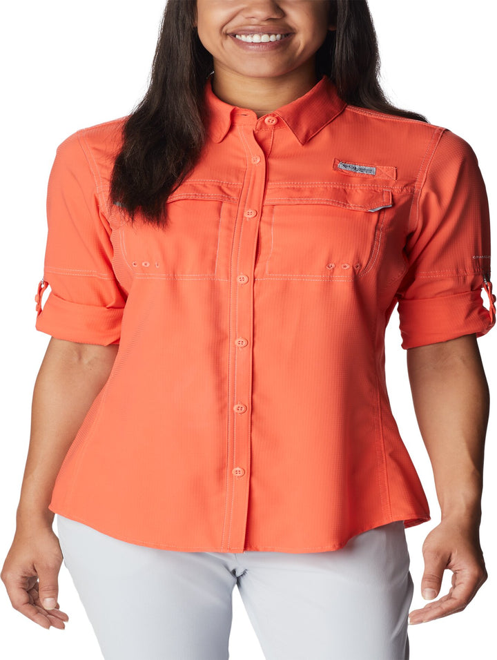 Camisa Columbia de manga larga en color naranja con bolsillos frontales.