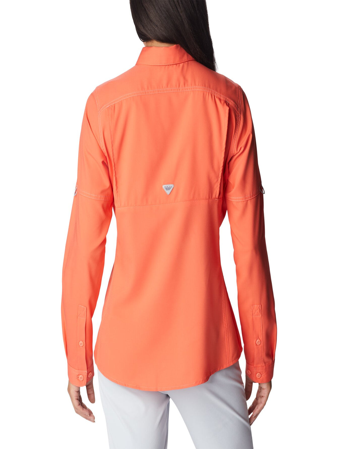 Camisa Columbia de manga larga en color naranja con bolsillos frontales.