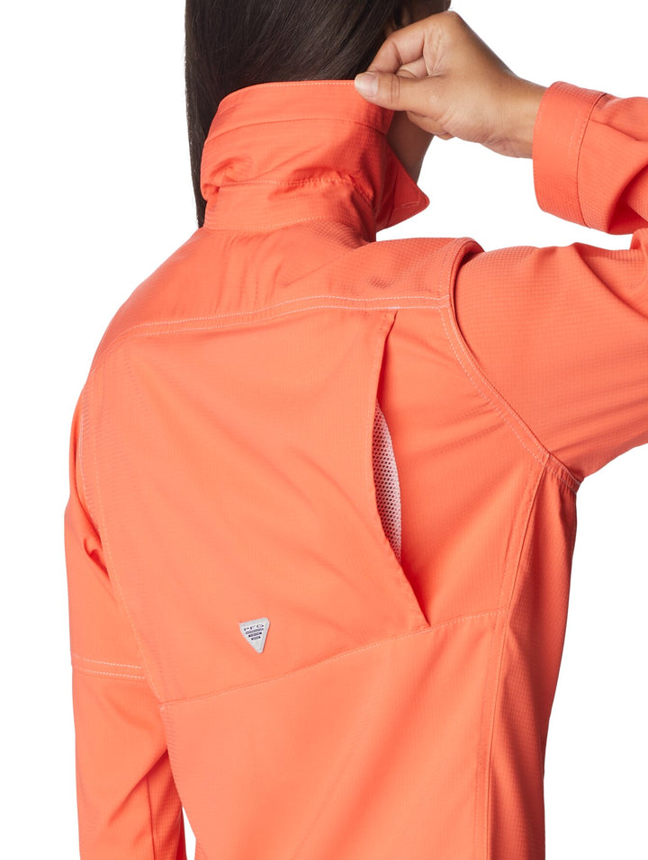 Camisa Columbia de manga larga en color naranja con bolsillos frontales.