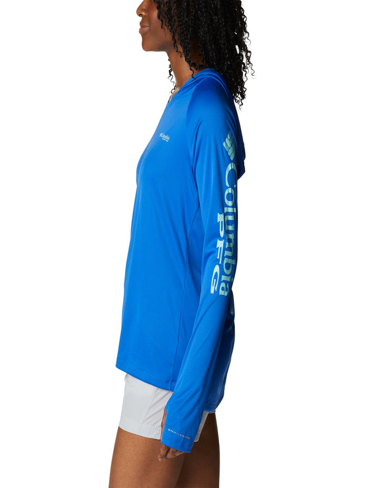Camiseta deportiva azul de manga larga con capucha de la marca Columbia.