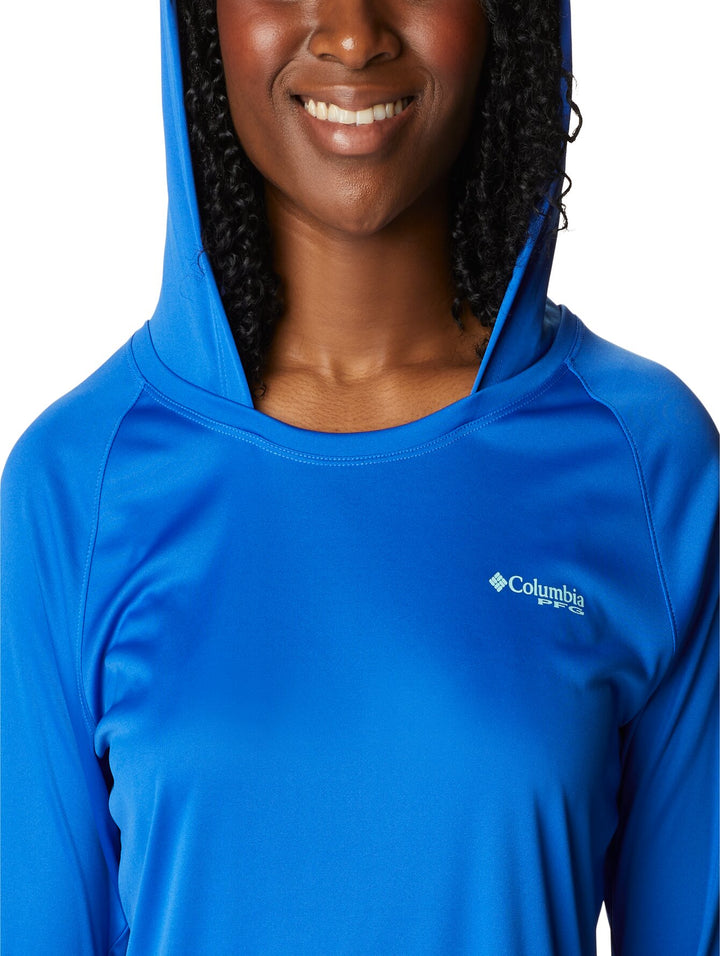 Camiseta deportiva azul de manga larga con capucha de la marca Columbia.