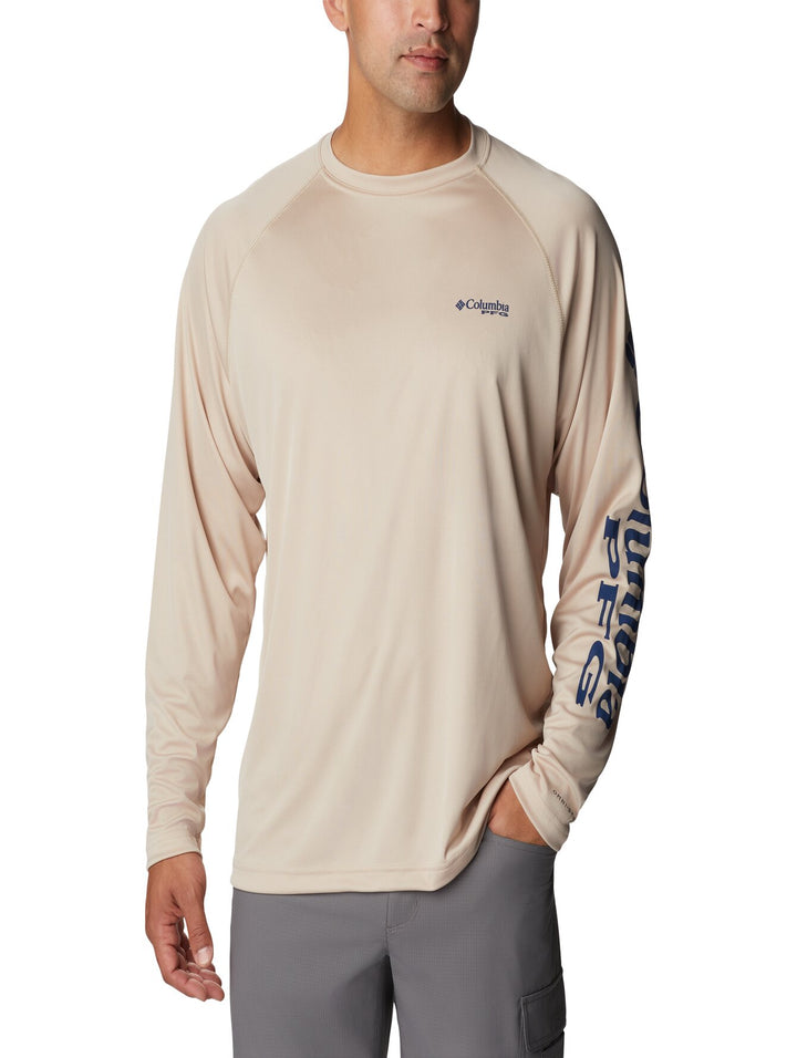 Camiseta de manga larga Columbia color beige con logotipo en la manga.