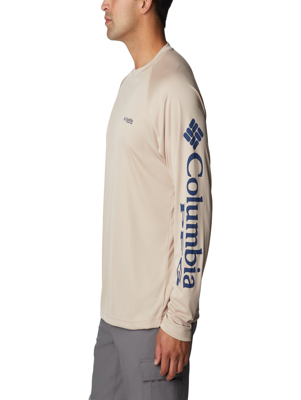 Camiseta de manga larga Columbia color beige con logotipo en la manga.