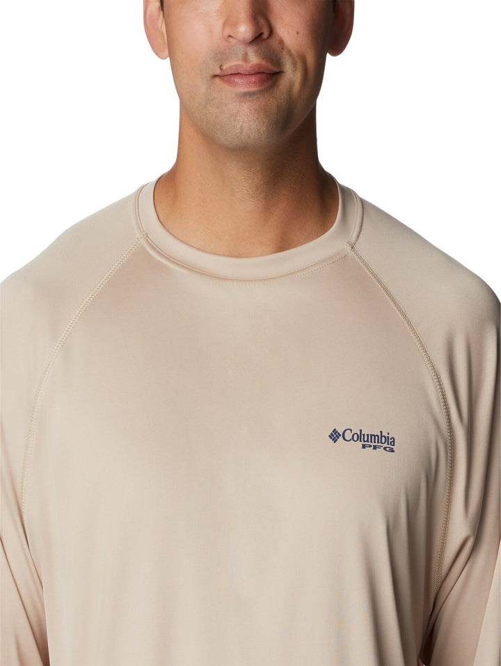 Camiseta de manga larga Columbia color beige con logotipo en la manga.