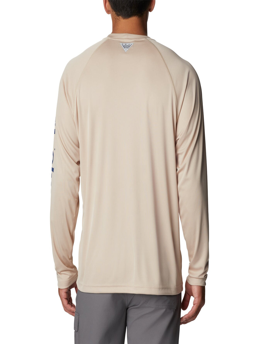 Camiseta de manga larga Columbia color beige con logotipo en la manga.