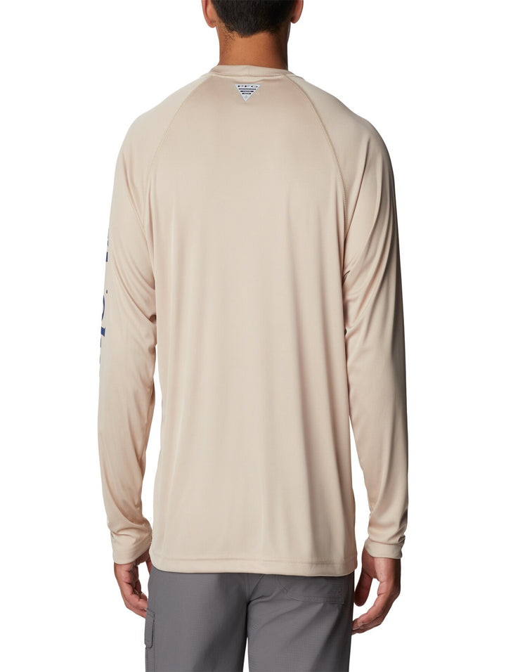 Camiseta de manga larga Columbia color beige con logotipo en la manga.