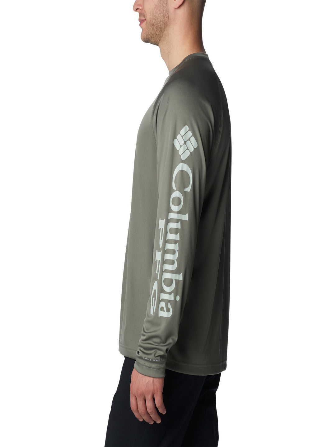 Camiseta de manga larga Columbia en color verde cypress con cuello redondo y logotipo en el pecho.