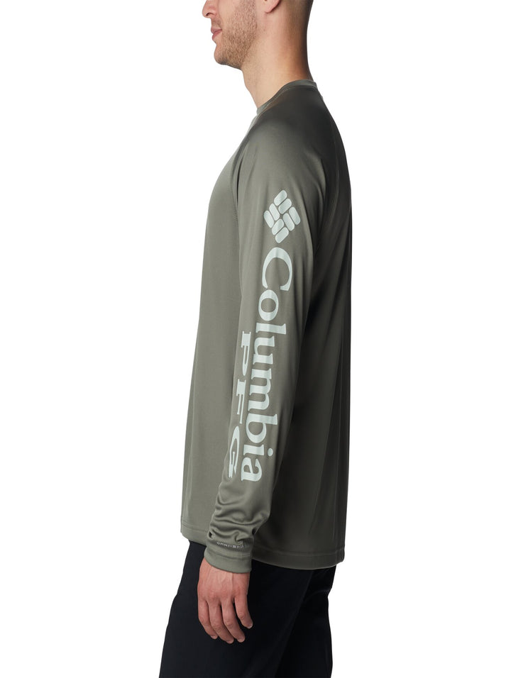 Camiseta de manga larga Columbia en color verde cypress con cuello redondo y logotipo en el pecho.