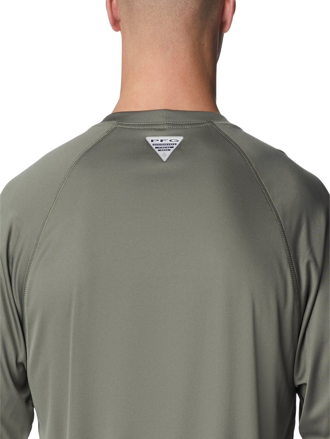 Camiseta de manga larga Columbia en color verde cypress con cuello redondo y logotipo en el pecho.