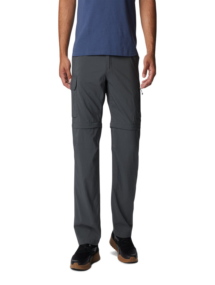 Hombre vistiendo pantalón Columbia Silver Ridge Utility Convertible en color gris, ideal para senderismo y actividades al aire libre.