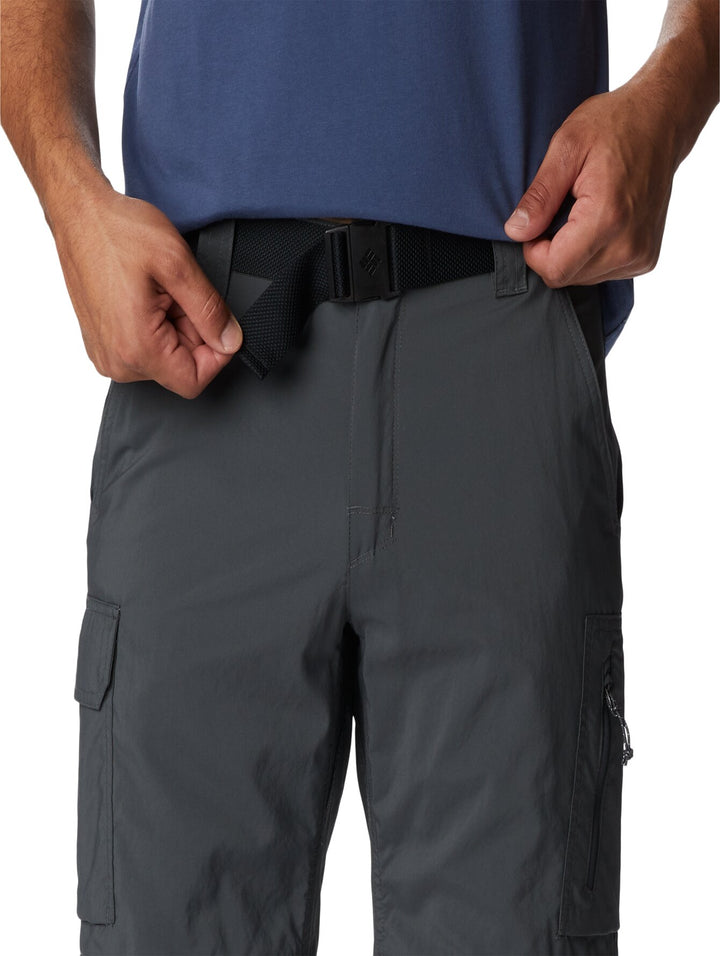 Hombre vistiendo pantalón Columbia Silver Ridge Utility Convertible en color gris, ideal para senderismo y actividades al aire libre.
