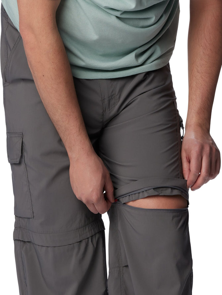 Hombre vistiendo pantalón Columbia Silver Ridge Utility Convertible en color gris, ideal para senderismo y actividades al aire libre.