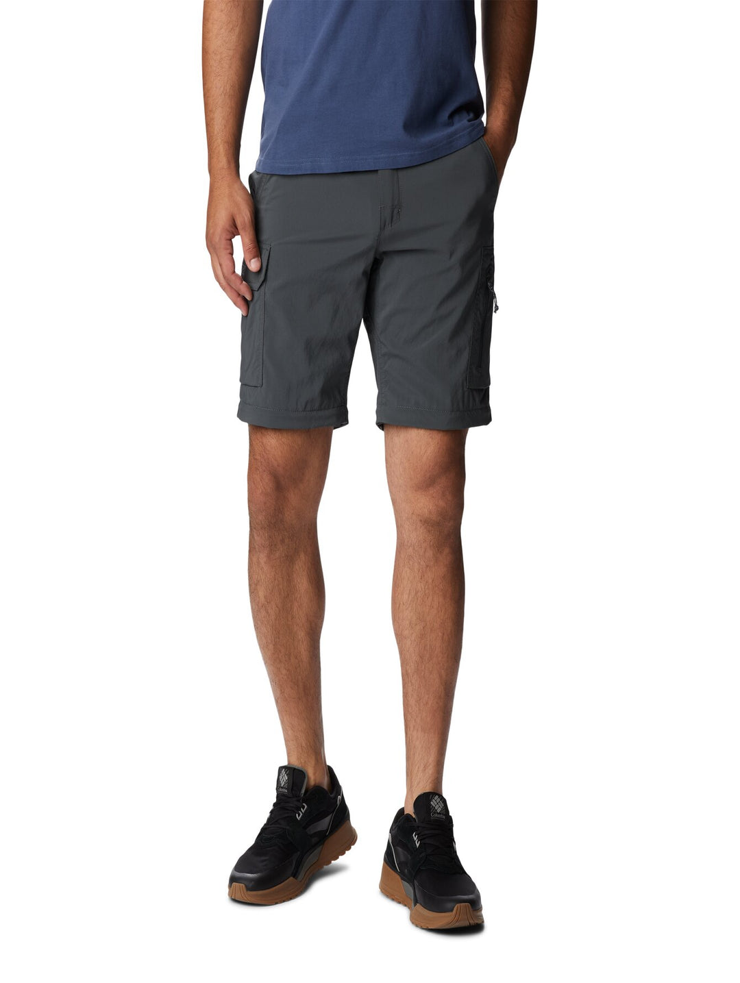 Hombre vistiendo pantalón Columbia Silver Ridge Utility Convertible en color gris, ideal para senderismo y actividades al aire libre.