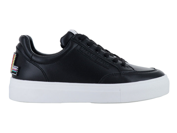 Tenis Karl Lagerfeld color negro con suela de plataforma blanca y cordones negros.