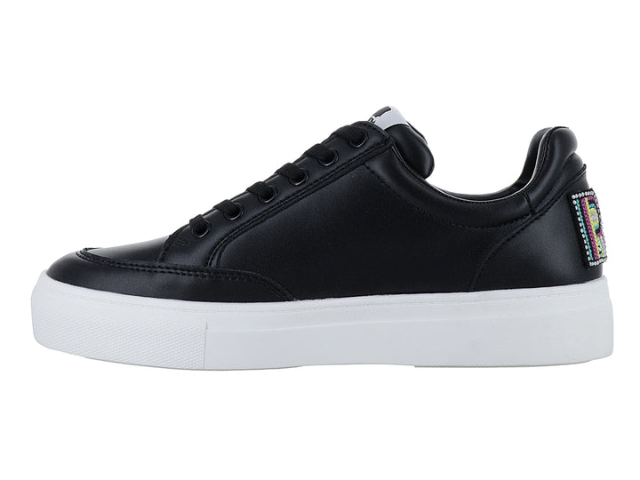Tenis Karl Lagerfeld color negro con suela de plataforma blanca y cordones negros.