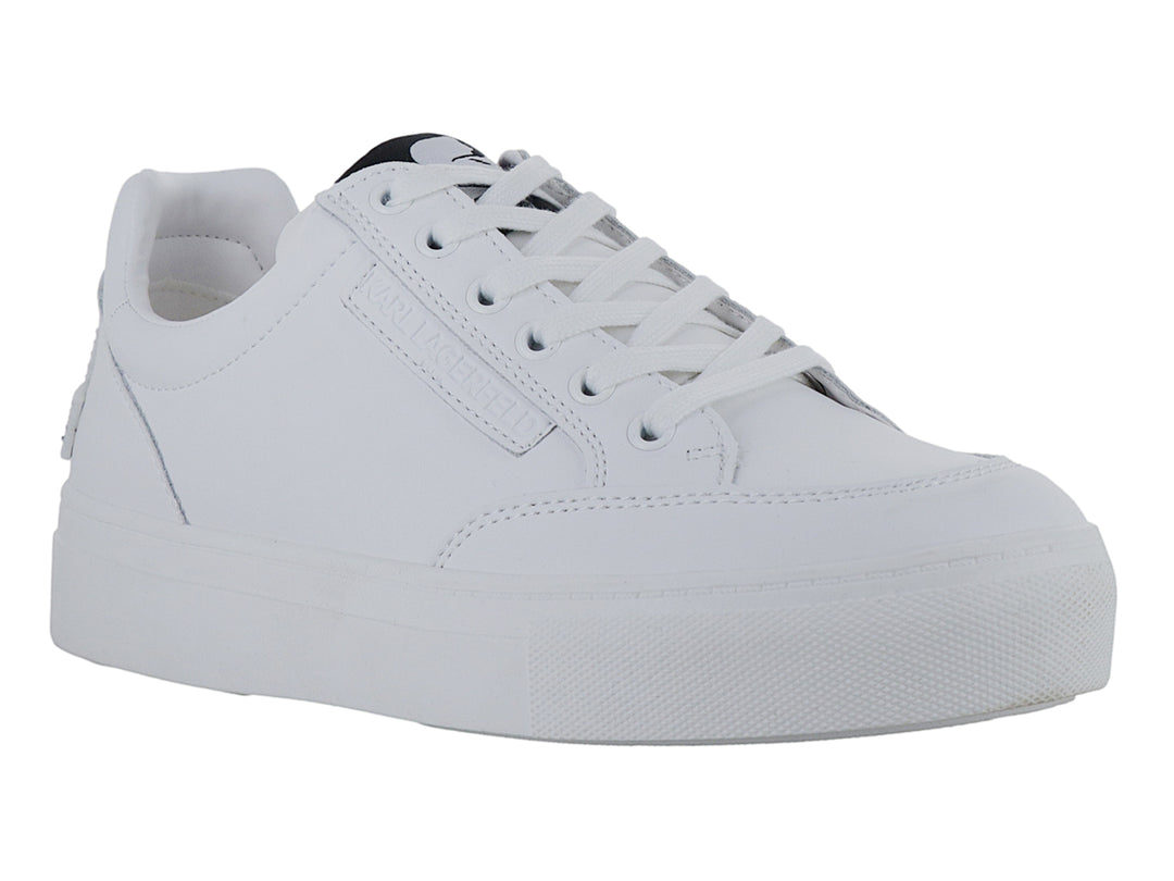 Tenis blancos de plataforma con cordones y acabado liso.