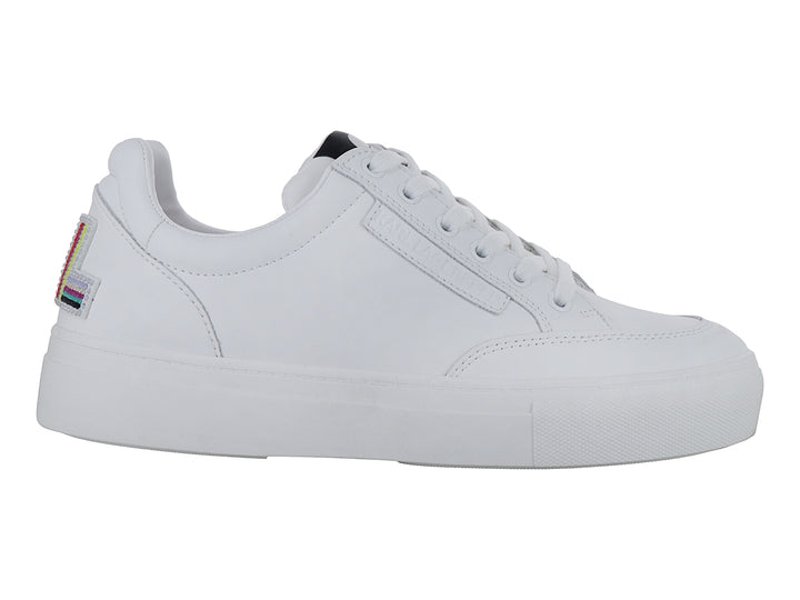 Tenis blancos de plataforma con cordones y acabado liso.