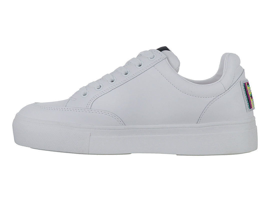 Tenis blancos de plataforma con cordones y acabado liso.