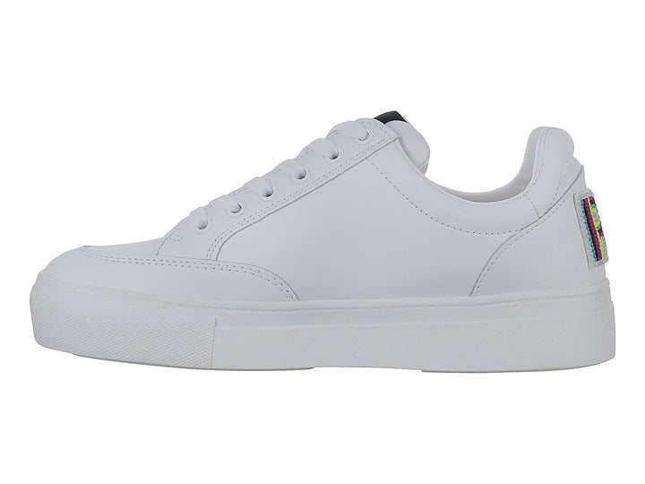 Tenis blancos de plataforma con cordones y acabado liso.