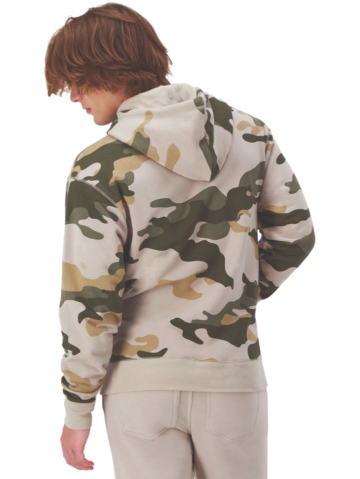 Sudadera con capucha Champion con estampado de camuflaje en tonos beige y verde oliva.
