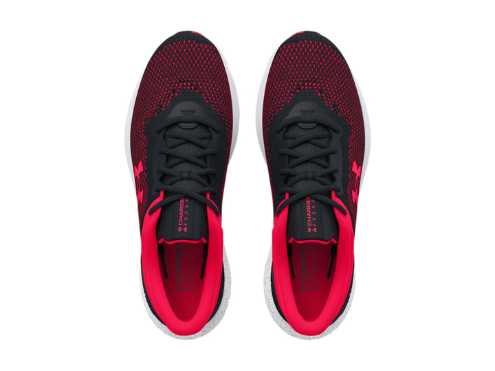 Tenis deportivos Under Armour en colores negro y rosa con suela blanca y tejido transpirable.