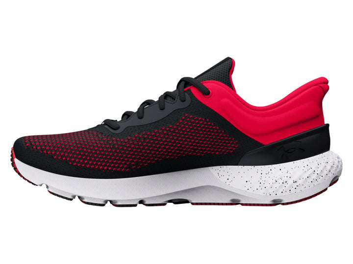 Tenis deportivos Under Armour en colores negro y rosa con suela blanca y tejido transpirable.
