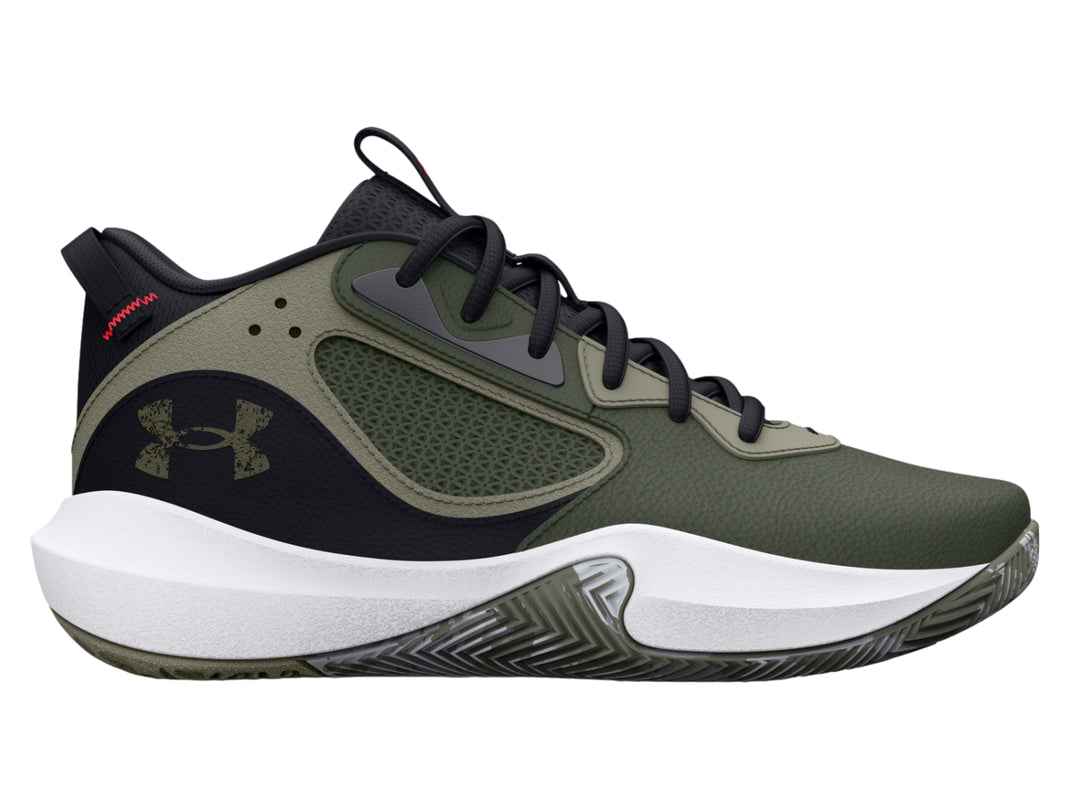 Tenis de baloncesto Under Armour en color verde oliva con detalles en negro y suela blanca.