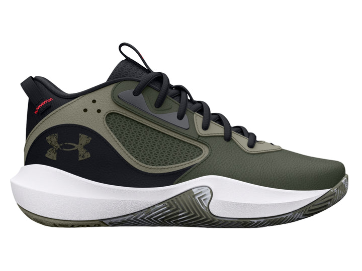 Tenis de baloncesto Under Armour en color verde oliva con detalles en negro y suela blanca.