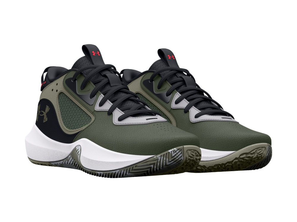 Tenis de baloncesto Under Armour en color verde oliva con detalles en negro y suela blanca.