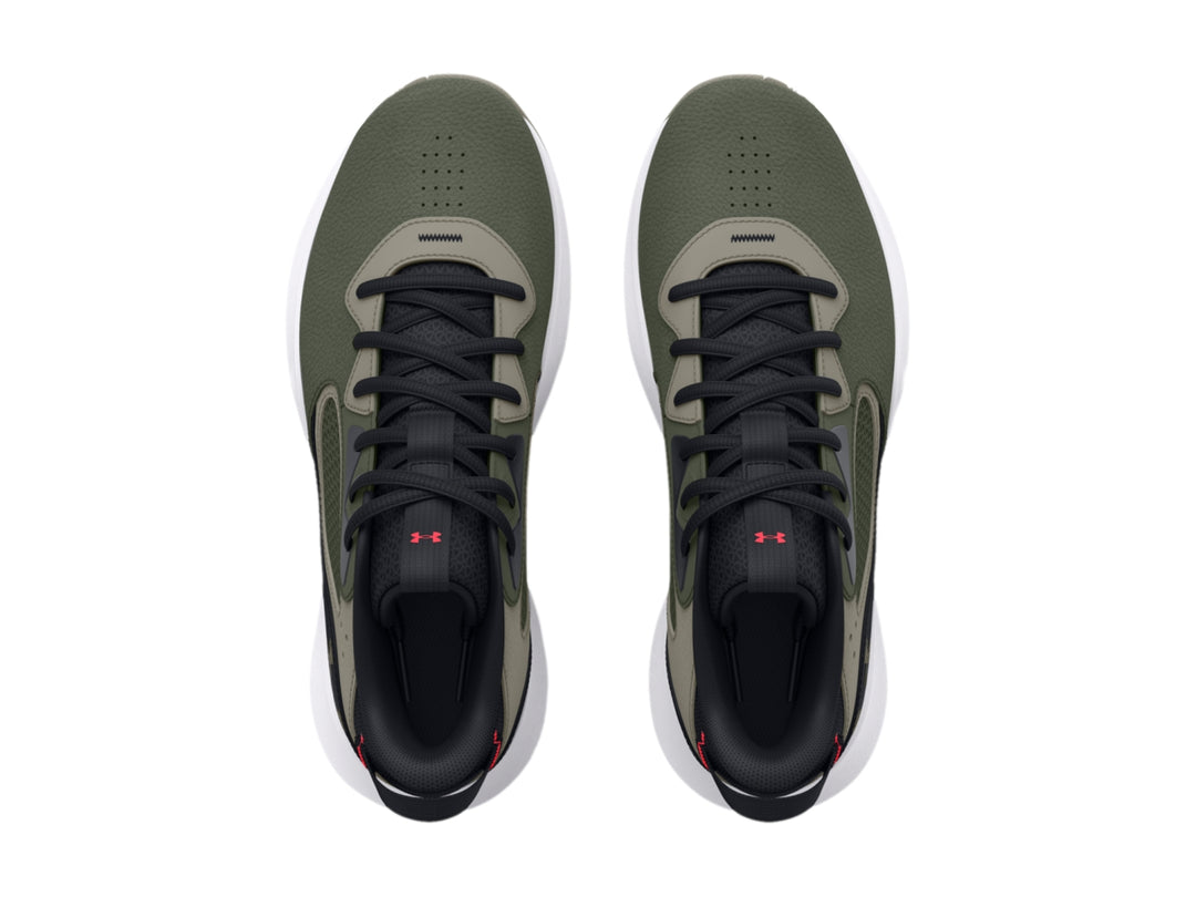 Tenis de baloncesto Under Armour en color verde oliva con detalles en negro y suela blanca.