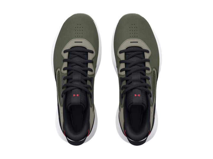 Tenis de baloncesto Under Armour en color verde oliva con detalles en negro y suela blanca.