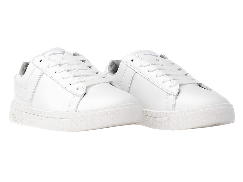 Tenis PONY blancos de corte bajo con cordones y suela blanca.
