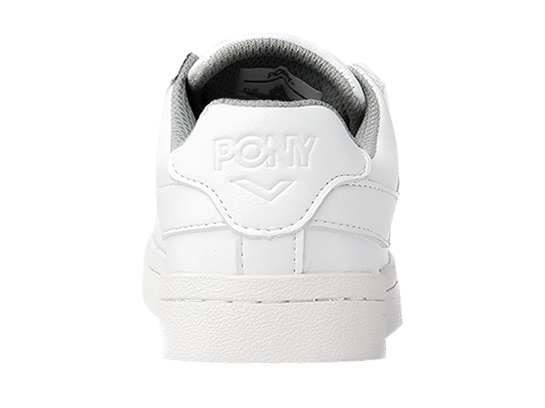 Tenis PONY blancos de corte bajo con cordones y suela blanca.