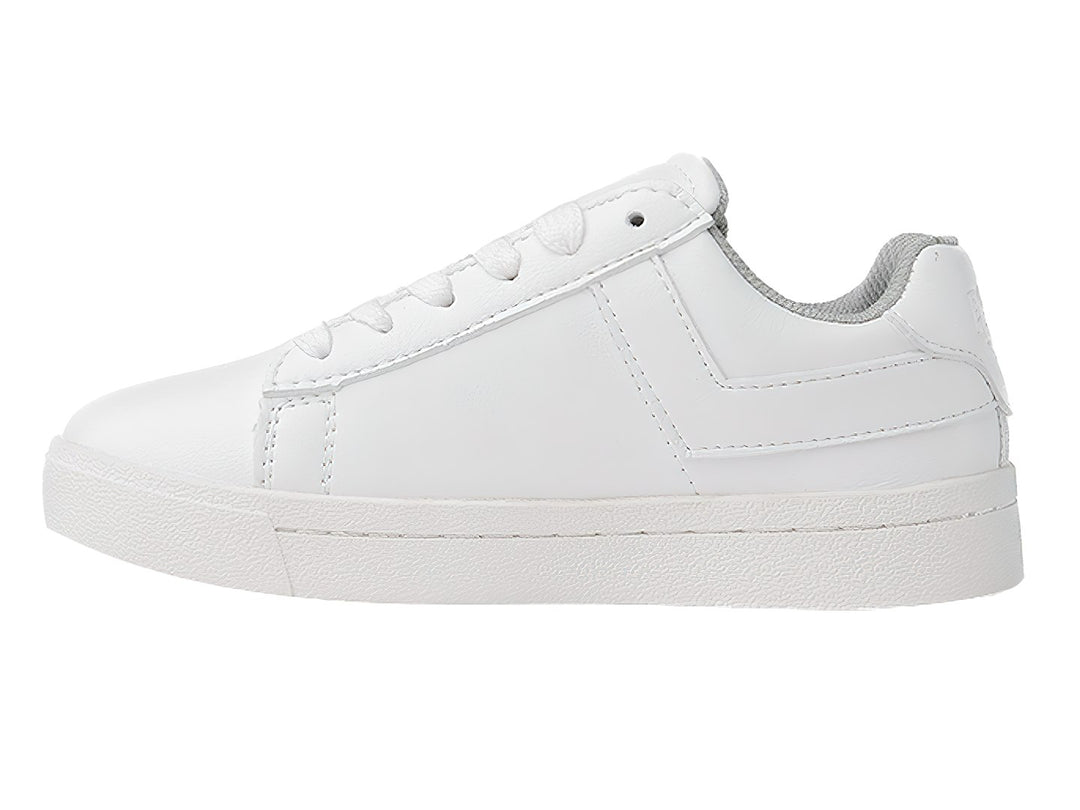 Tenis PONY blancos de corte bajo con cordones y suela blanca.