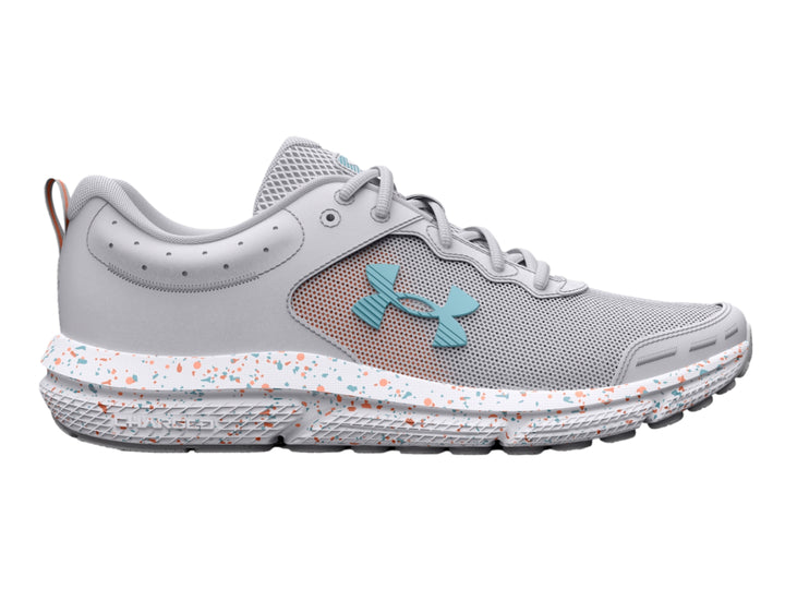 Tenis deportivos Under Armour color gris con suela blanca moteada y logotipo azul claro.