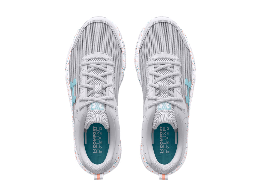 Tenis deportivos Under Armour color gris con suela blanca moteada y logotipo azul claro.