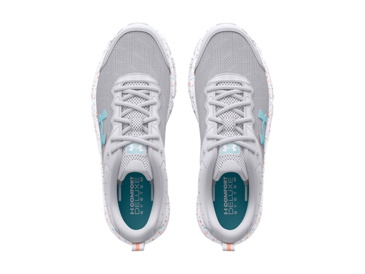 Tenis deportivos Under Armour color gris con suela blanca moteada y logotipo azul claro.