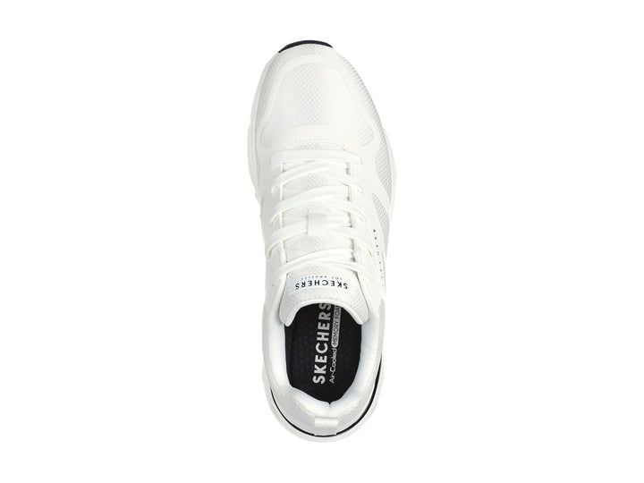 Tenis deportivos Skechers color blanco con detalles en negro y suela amortiguada con cámara de aire visible.
