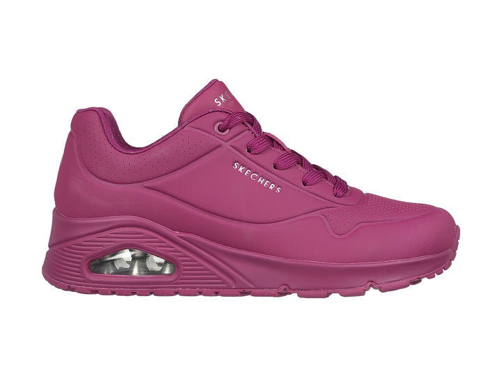 Tenis deportivos Skechers color magenta con cámara de aire visible en el talón.