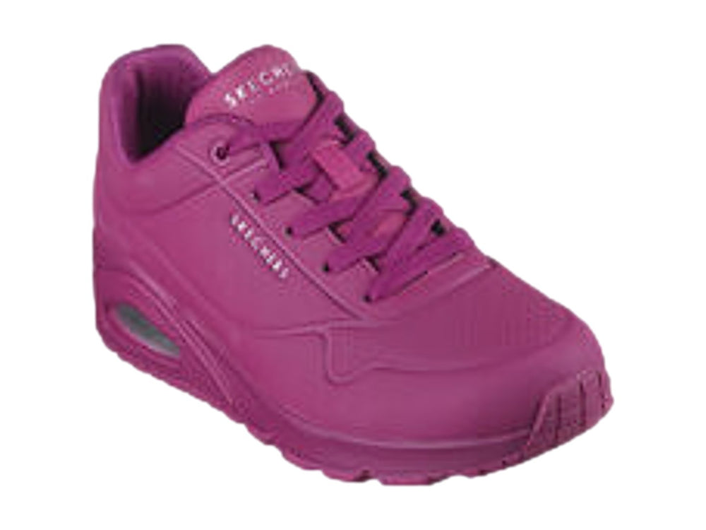 Tenis deportivos Skechers color magenta con cámara de aire visible en el talón.