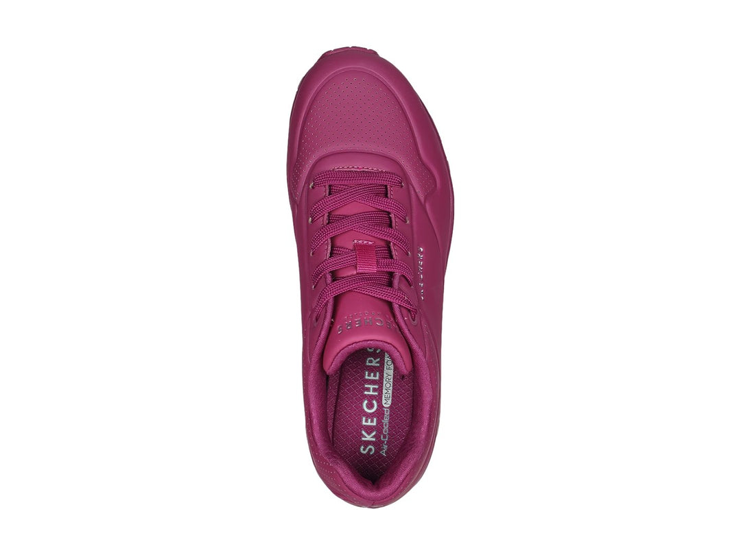 Tenis deportivos Skechers color magenta con cámara de aire visible en el talón.