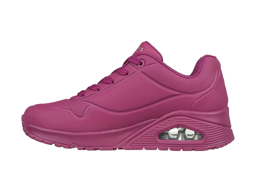 Tenis deportivos Skechers color magenta con cámara de aire visible en el talón.
