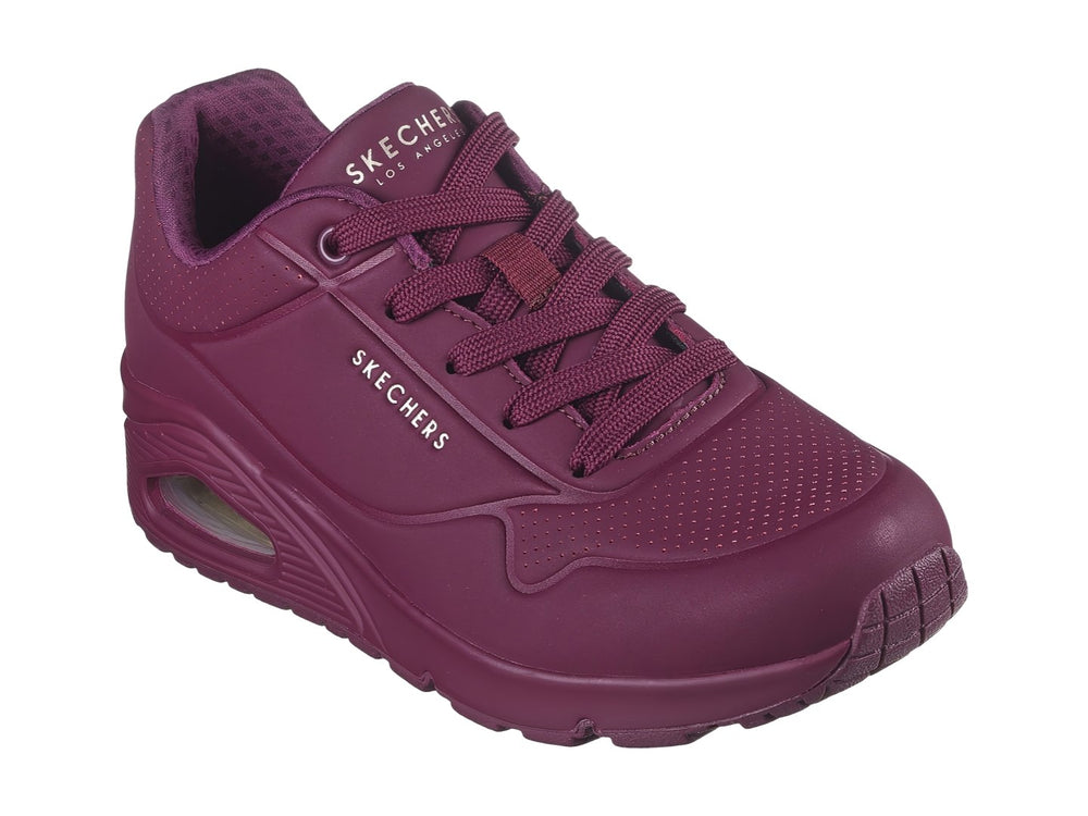 Tenis Skechers color vino con amortiguación visible en el talón y agujetas a juego.