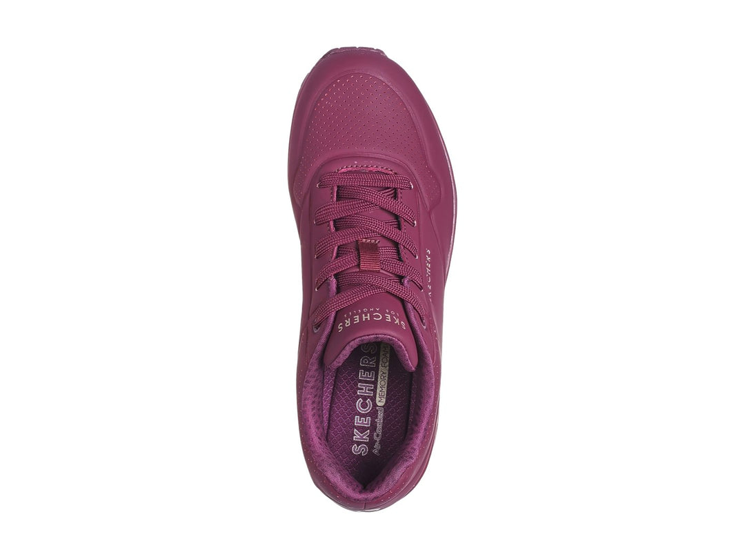 Tenis Skechers color vino con amortiguación visible en el talón y agujetas a juego.